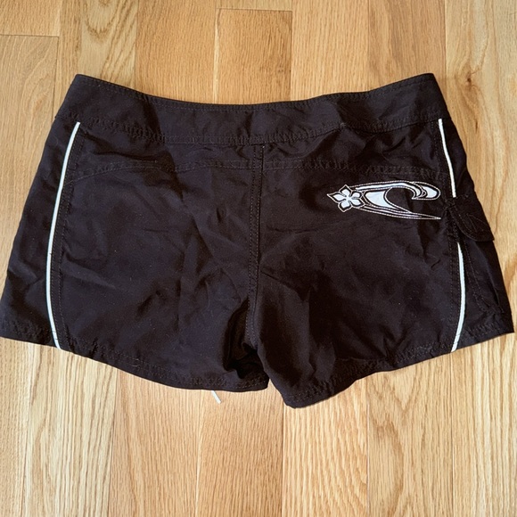 O’Neill woman’s board shorts size 5 brown with white details. Velcro side pocket - Picture 2 of 5